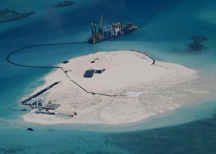 Китайцы "оккупируют" Южно-Китайское строя искусственные острова